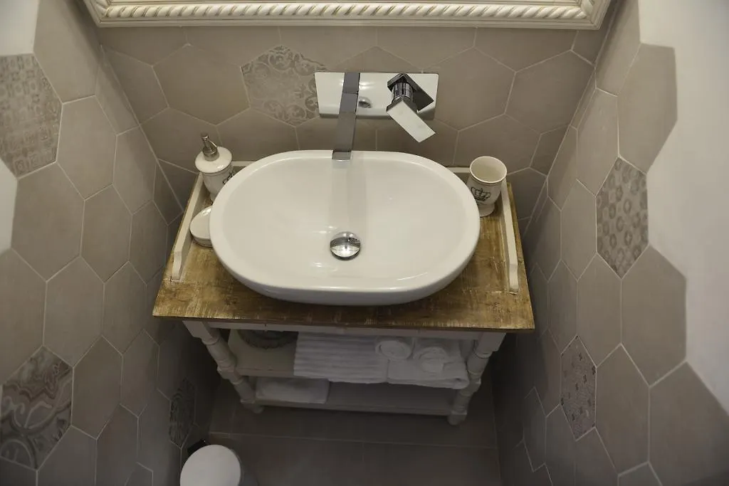 Adelina Guesthouse Roma 2*,  İtalya